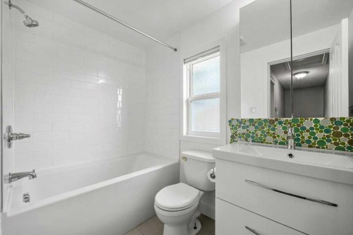 10411 Maplemont Road Se, Calgary, AB - Indoor Photo Showing Bathroom