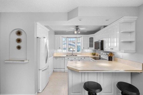 75 Woodhill Court Sw, Calgary, AB - Indoor Photo Showing Kitchen