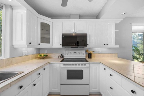 75 Woodhill Court Sw, Calgary, AB - Indoor Photo Showing Kitchen