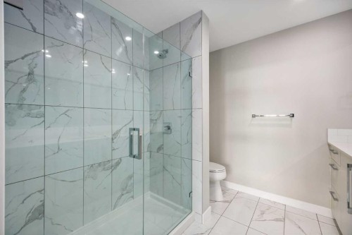 203-383 Smith Street Nw, Calgary, AB - Indoor Photo Showing Bathroom