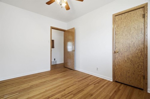 100 Westminster Drive Sw, Calgary, AB - Indoor Photo Showing Other Room