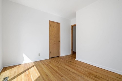 100 Westminster Drive Sw, Calgary, AB - Indoor Photo Showing Other Room