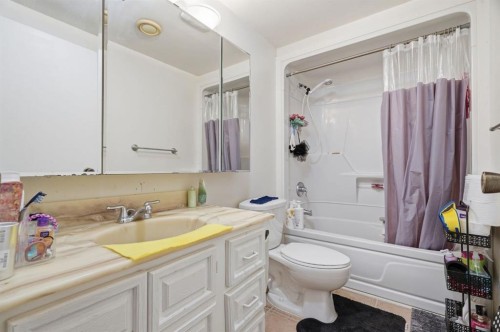 100 Westminster Drive Sw, Calgary, AB - Indoor Photo Showing Bathroom