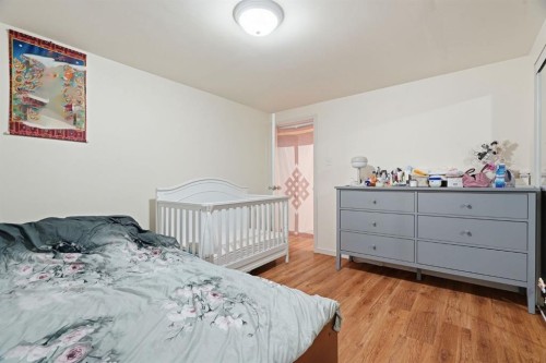 100 Westminster Drive Sw, Calgary, AB - Indoor Photo Showing Bedroom