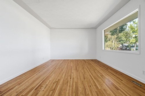 100 Westminster Drive Sw, Calgary, AB - Indoor Photo Showing Other Room