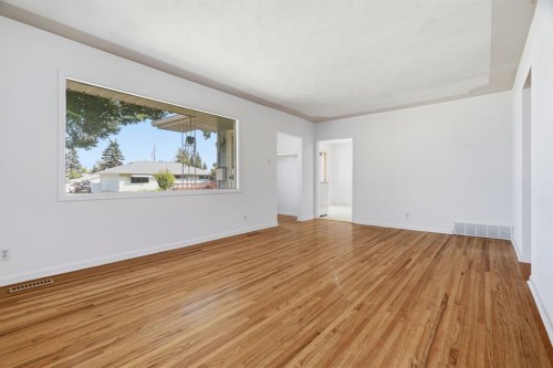 100 Westminster Drive Sw, Calgary, AB - Indoor Photo Showing Other Room