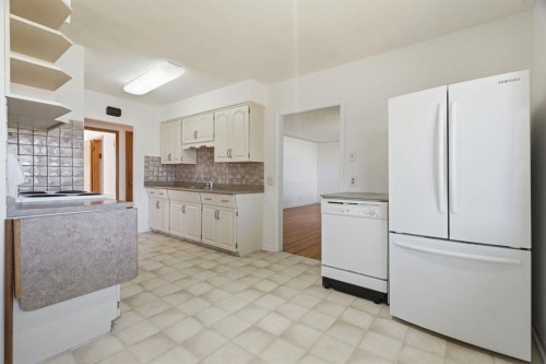 100 Westminster Drive Sw, Calgary, AB - Indoor Photo Showing Kitchen