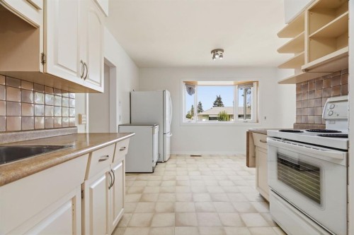 100 Westminster Drive Sw, Calgary, AB - Indoor Photo Showing Kitchen
