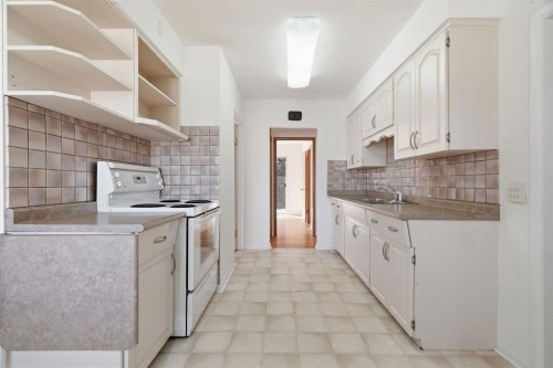 100 Westminster Drive Sw, Calgary, AB - Indoor Photo Showing Kitchen