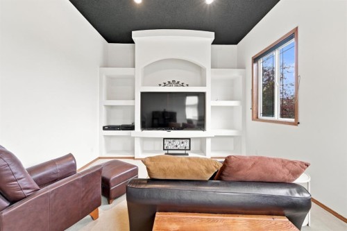 32 Tuscany Ravine Crescent Nw, Calgary, AB - Indoor Photo Showing Living Room
