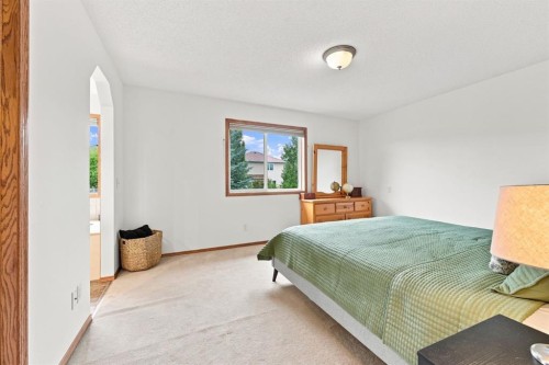 32 Tuscany Ravine Crescent Nw, Calgary, AB - Indoor Photo Showing Bedroom