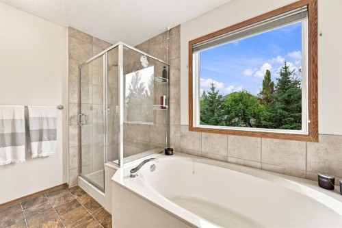 32 Tuscany Ravine Crescent Nw, Calgary, AB - Indoor Photo Showing Bathroom
