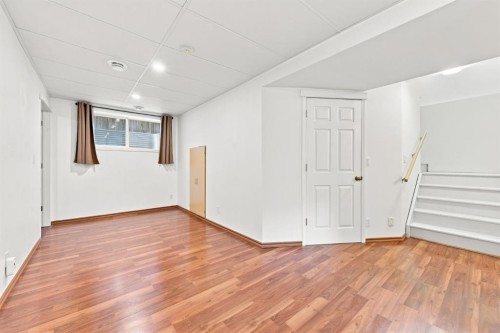 32 Tuscany Ravine Crescent Nw, Calgary, AB - Indoor Photo Showing Other Room