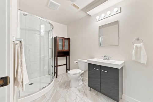 32 Tuscany Ravine Crescent Nw, Calgary, AB - Indoor Photo Showing Bathroom