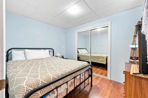 32 Tuscany Ravine Crescent Nw, Calgary, AB - Indoor Photo Showing Bedroom