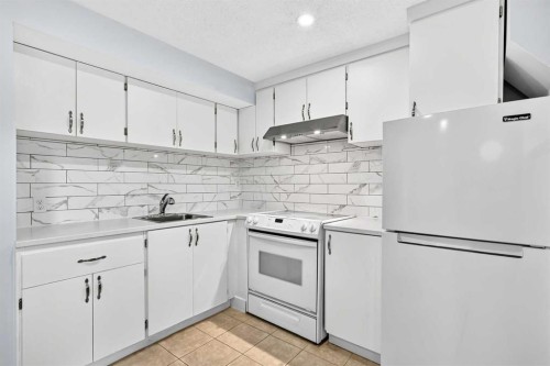 76 Aberfoyle Close Ne, Calgary, AB - Indoor Photo Showing Kitchen