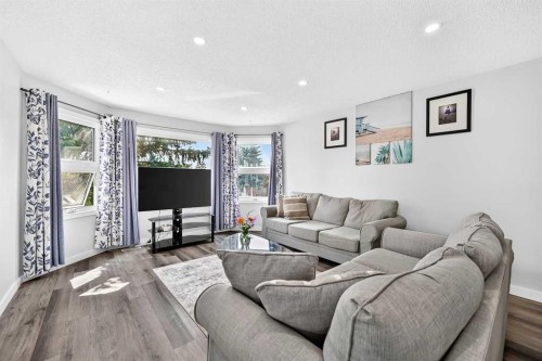 76 Aberfoyle Close Ne, Calgary, AB - Indoor Photo Showing Living Room