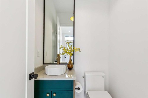 4920 21 Avenue Nw, Calgary, AB - Indoor Photo Showing Bathroom