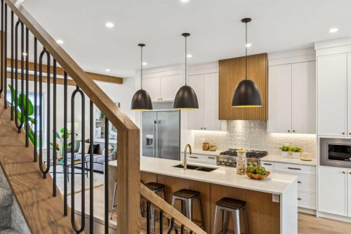 4920 21 Avenue Nw, Calgary, AB - Indoor Photo Showing Kitchen With Upgraded Kitchen