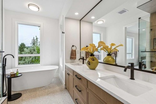 4920 21 Avenue Nw, Calgary, AB - Indoor Photo Showing Bathroom