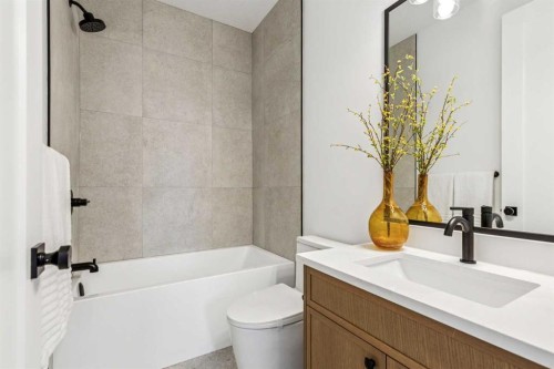 4920 21 Avenue Nw, Calgary, AB - Indoor Photo Showing Bathroom