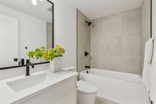 4920 21 Avenue Nw, Calgary, AB - Indoor Photo Showing Bathroom