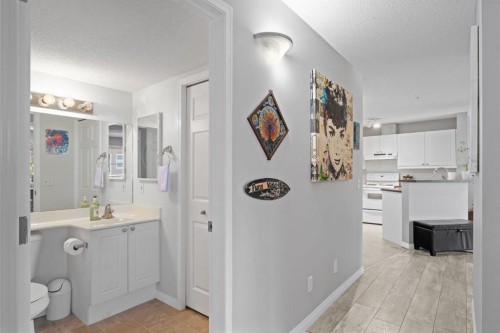 2209-950 Arbour Lake Road Nw, Calgary, AB - Indoor Photo Showing Bathroom
