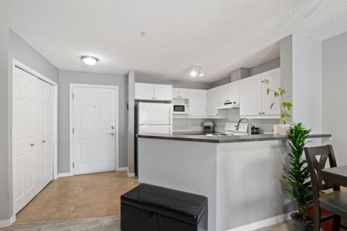 2209-950 Arbour Lake Road Nw, Calgary, AB - Indoor Photo Showing Kitchen