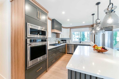 651 Willingdon Boulevard Se, Calgary, AB - Indoor Photo Showing Kitchen With Upgraded Kitchen