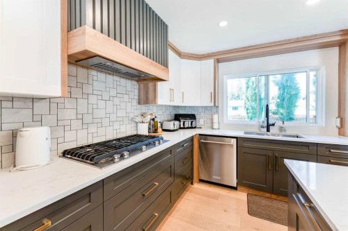 651 Willingdon Boulevard Se, Calgary, AB - Indoor Photo Showing Kitchen With Double Sink With Upgraded Kitchen