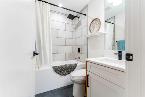 651 Willingdon Boulevard Se, Calgary, AB - Indoor Photo Showing Bathroom