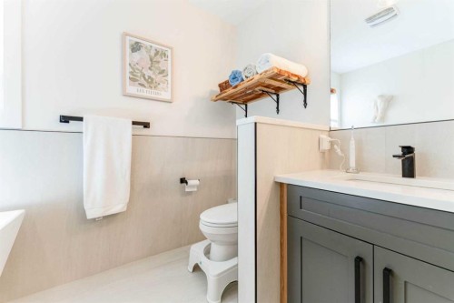 651 Willingdon Boulevard Se, Calgary, AB - Indoor Photo Showing Bathroom