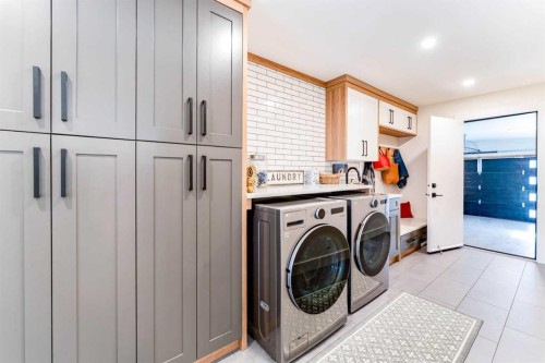 651 Willingdon Boulevard Se, Calgary, AB - Indoor Photo Showing Laundry Room