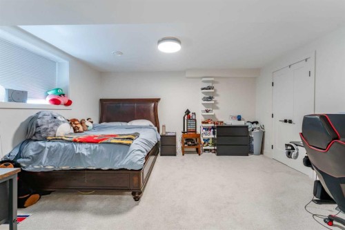 651 Willingdon Boulevard Se, Calgary, AB - Indoor Photo Showing Bedroom