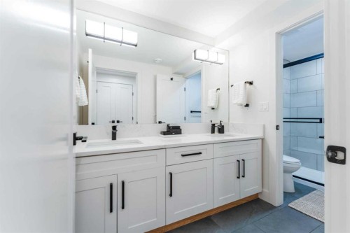 651 Willingdon Boulevard Se, Calgary, AB - Indoor Photo Showing Bathroom