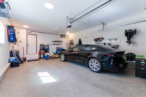 651 Willingdon Boulevard Se, Calgary, AB - Indoor Photo Showing Garage