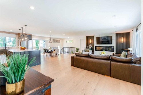 651 Willingdon Boulevard Se, Calgary, AB - Indoor Photo Showing Living Room