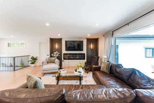 651 Willingdon Boulevard Se, Calgary, AB - Indoor Photo Showing Living Room