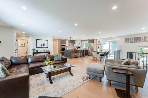 651 Willingdon Boulevard Se, Calgary, AB - Indoor Photo Showing Living Room