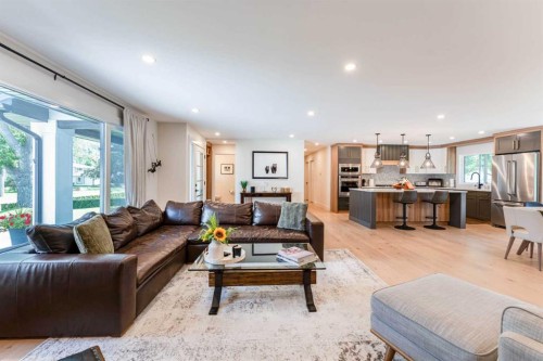651 Willingdon Boulevard Se, Calgary, AB - Indoor Photo Showing Living Room