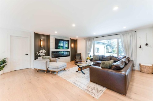 651 Willingdon Boulevard Se, Calgary, AB - Indoor Photo Showing Living Room