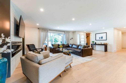 651 Willingdon Boulevard Se, Calgary, AB - Indoor Photo Showing Living Room