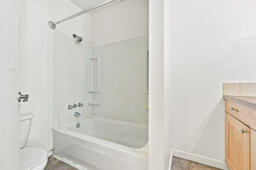 2-7734 Bowness Road Nw, Calgary, AB - Indoor Photo Showing Bathroom