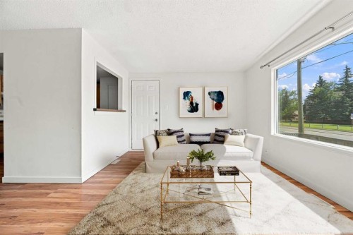 2-7734 Bowness Road Nw, Calgary, AB - Indoor Photo Showing Living Room