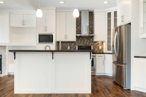 448 25 Avenue Nw, Calgary, AB - Indoor Photo Showing Kitchen With Upgraded Kitchen