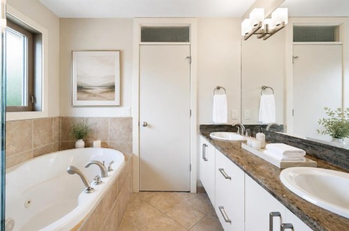 448 25 Avenue Nw, Calgary, AB - Indoor Photo Showing Bathroom