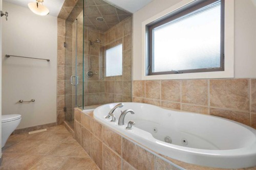 448 25 Avenue Nw, Calgary, AB - Indoor Photo Showing Bathroom