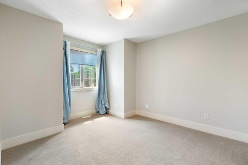 448 25 Avenue Nw, Calgary, AB - Indoor Photo Showing Other Room