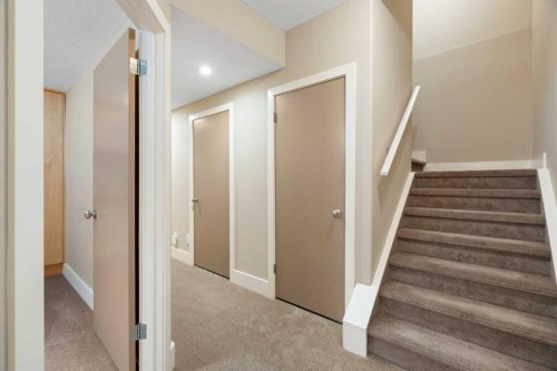 448 25 Avenue Nw, Calgary, AB - Indoor Photo Showing Other Room