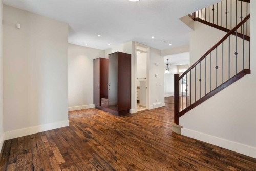 448 25 Avenue Nw, Calgary, AB - Indoor Photo Showing Other Room